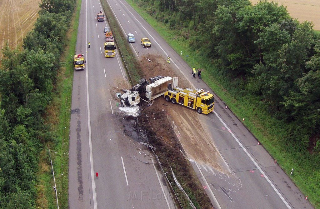 LKW umgestuerzt A 1 Rich Saarbruecken P178.JPG